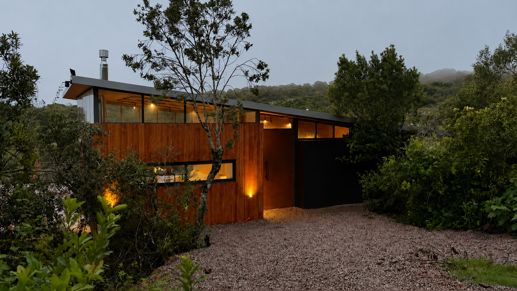Sukha, exterior al anochecer