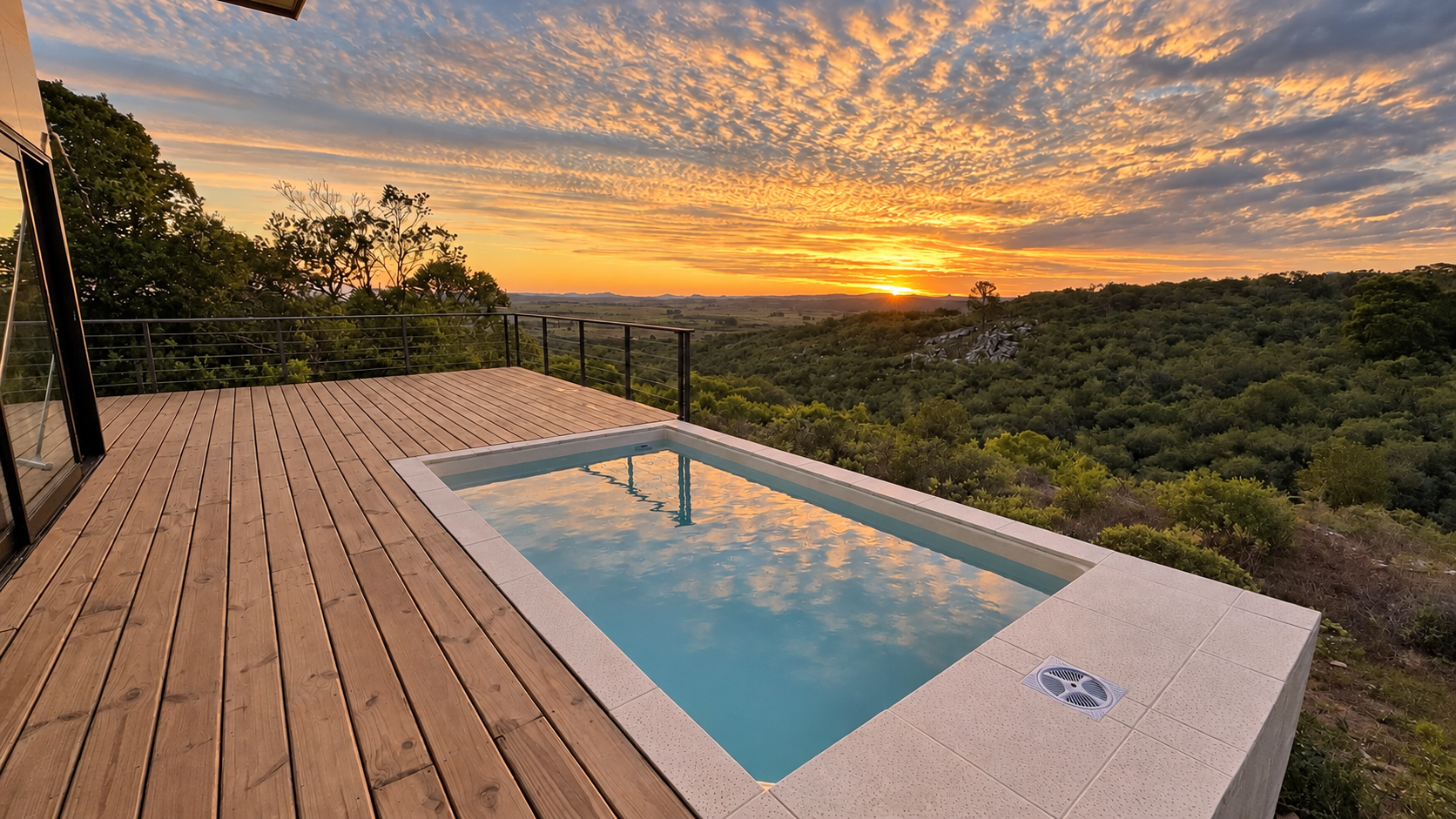 Piscina climatizada en el deck con el atardecer sobre las sierras