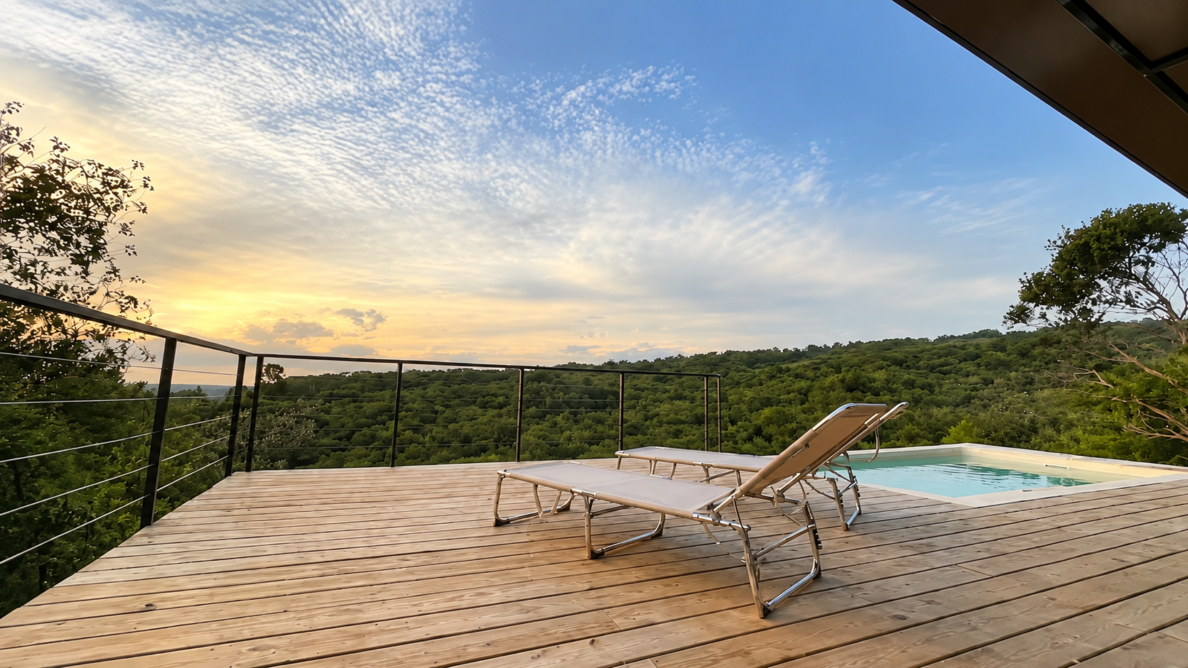 Deck con reposeras y piscina